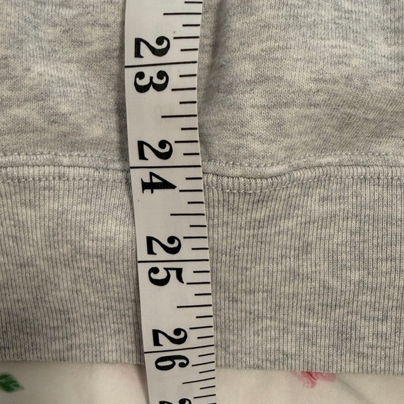 Uniqlo Light Gray Charlie Brown Crewneck Sweater with Excellent Condition - Picture 9 of 9